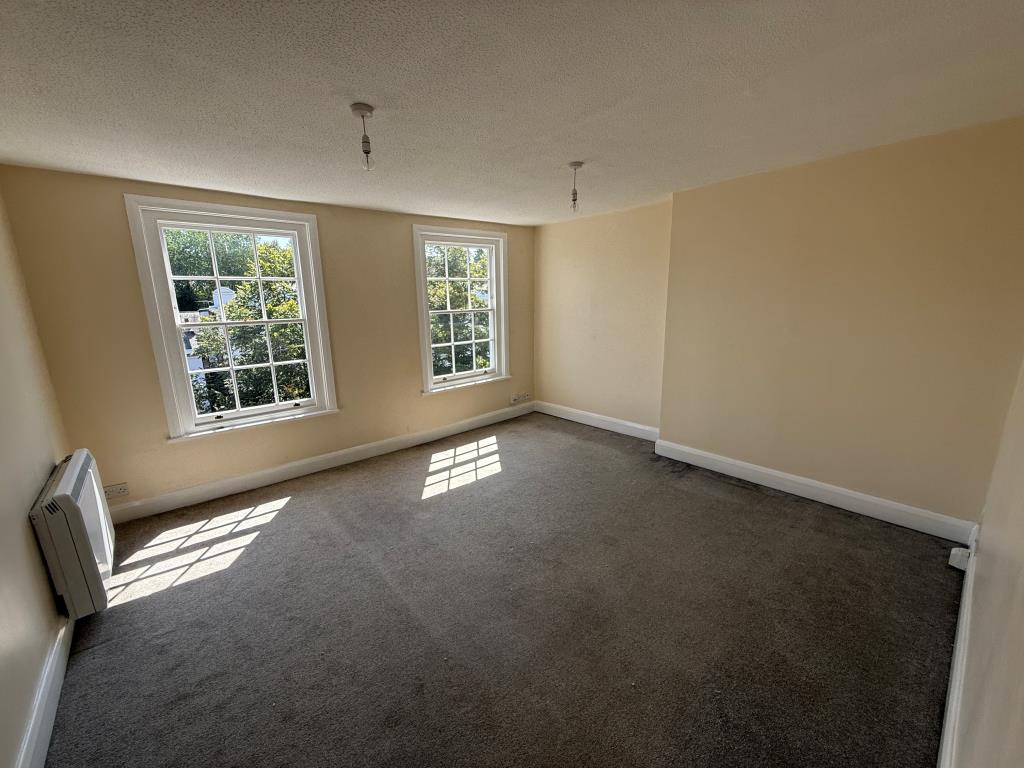 Lot: 119 - ONE-BEDROOM FLAT FOR REFURBISHMENT - Living Room